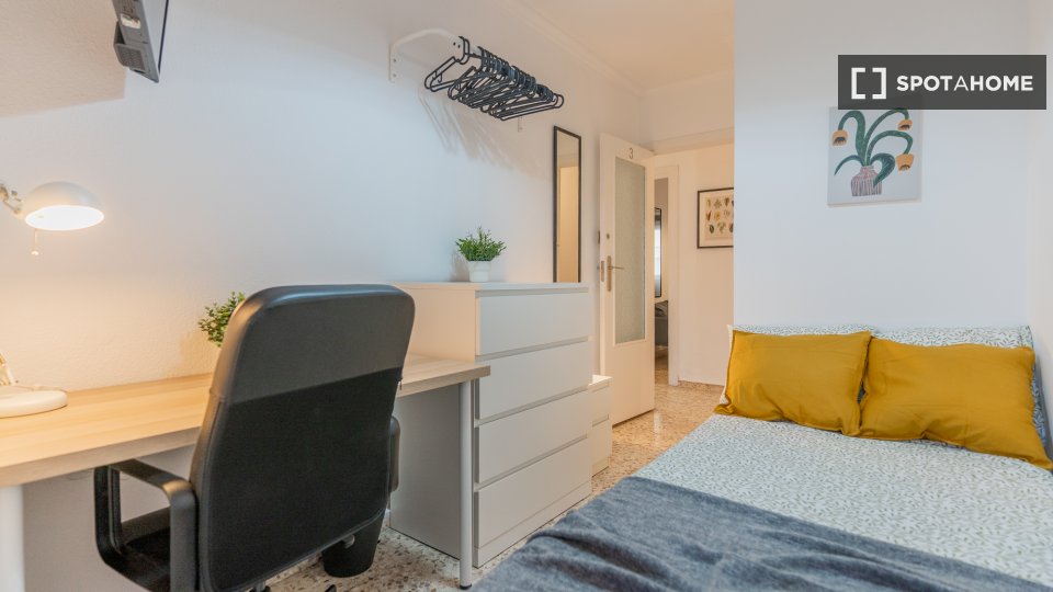 Habitación en piso de 6 habitaciones en Ciutat Jardí, Valencia