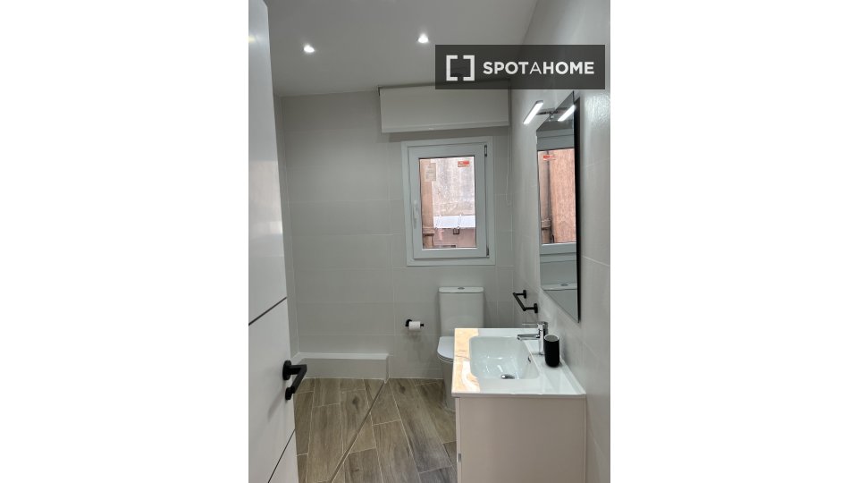 Double room Barcelona, 5 beds, 128m² — photo 15