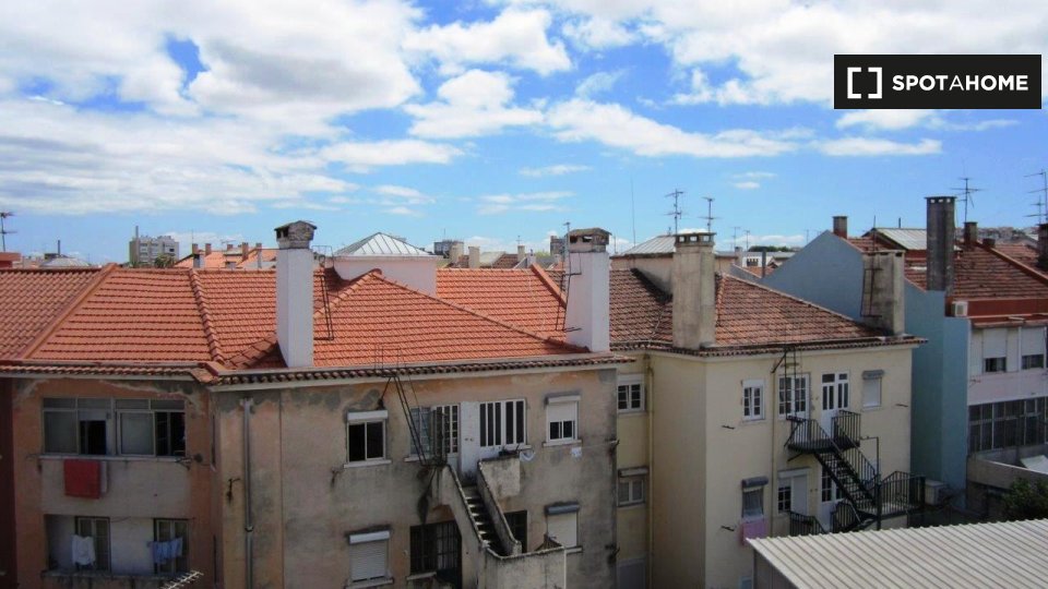 Double room Lisbon, 3 beds, 120m² — photo 16