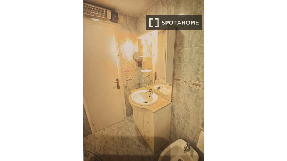Double room Barcelona, 2 beds, 80m² — photo 9