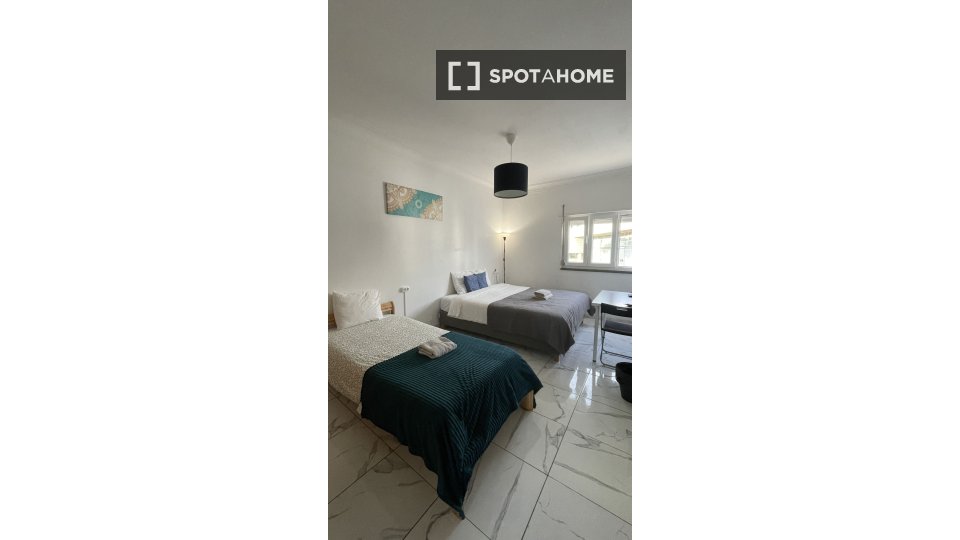 Double room Lisbon, 4 beds, 15m² — photo 12
