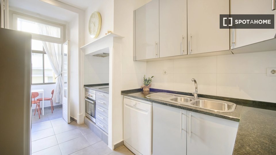 Double room Lisbon, 5 beds — photo 18