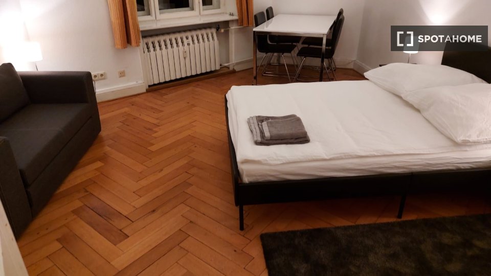 Double room Berlin, 2 beds, 108m² — photo 10