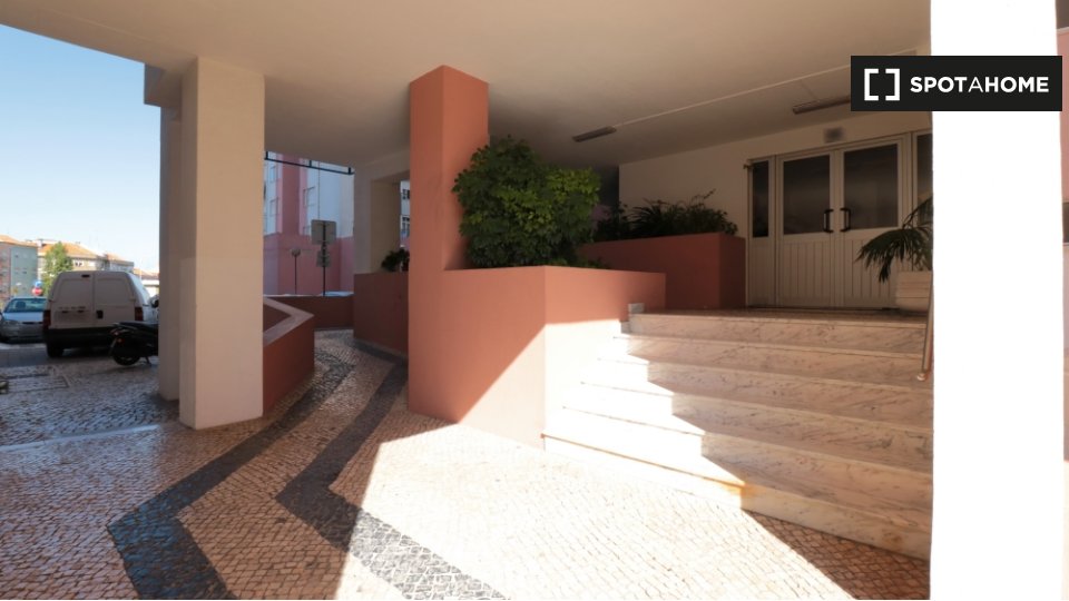 Double room Lisbon, 3 beds, 69m² — photo 17