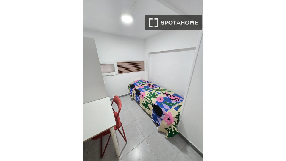 Double room Valencia, 5 beds, 85m² — photo 4
