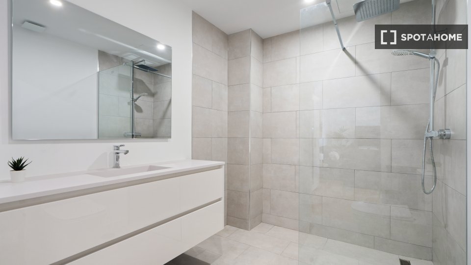 Double room Madrid, 4 beds, 140m² — photo 12