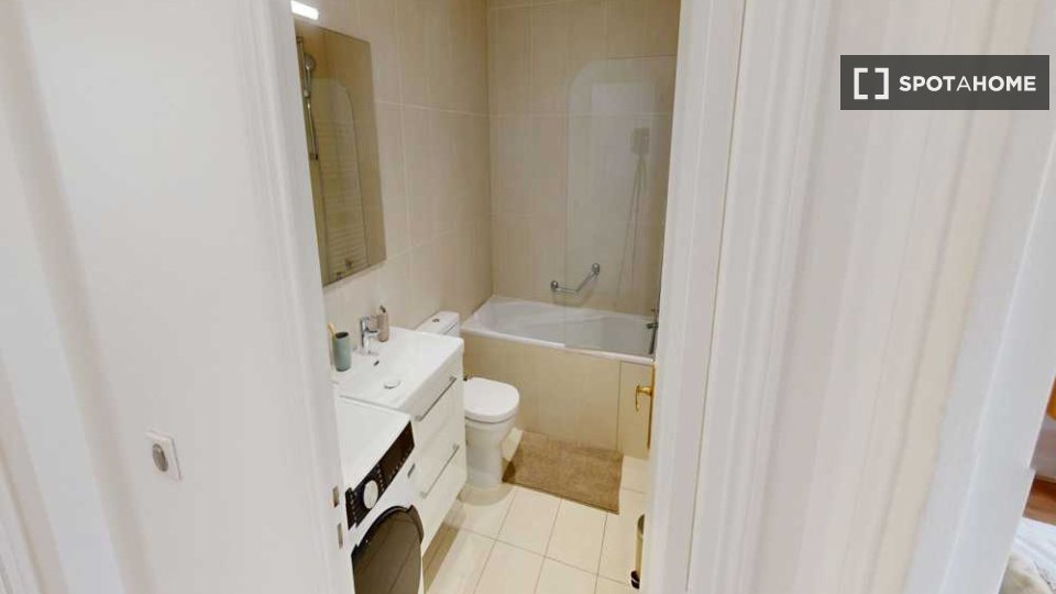 Double room Paris, 5 beds, 110m² — photo 13