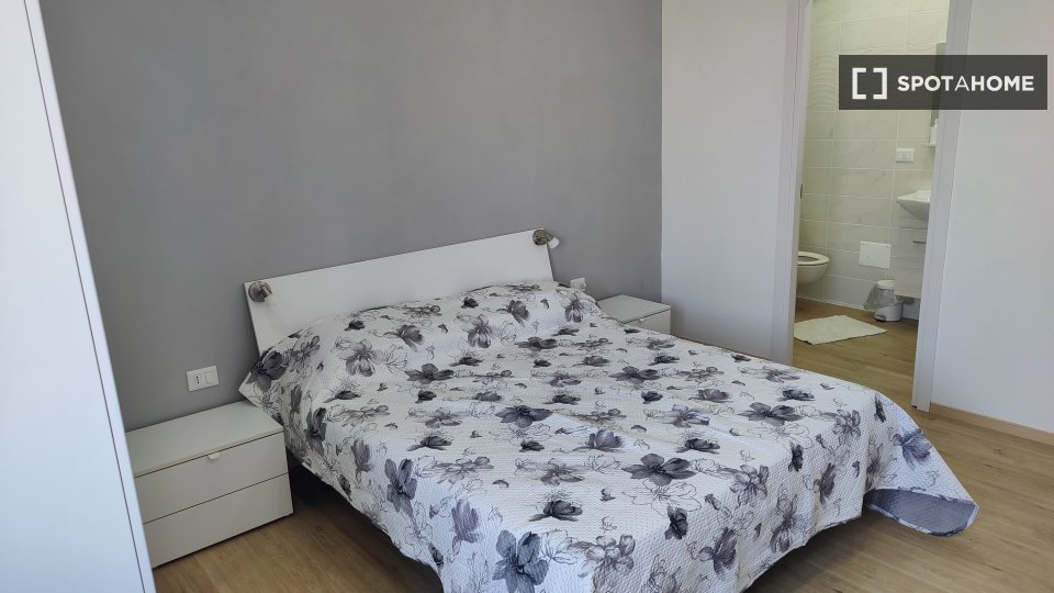 Camera in affitto in un appartamento con due camere da letto a Fiumicino. - en Roma