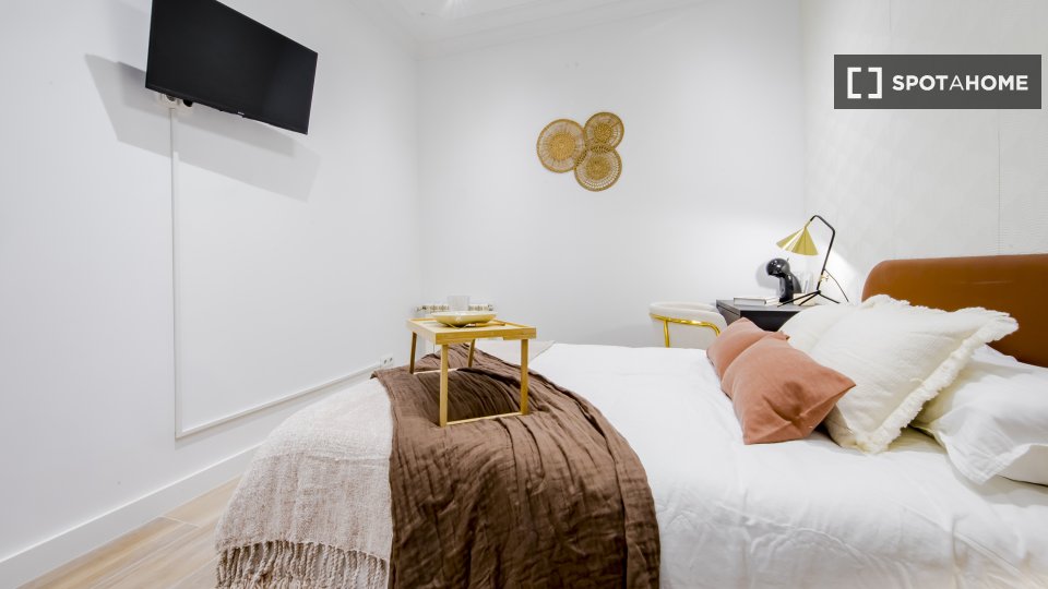 Camera in appartamento condiviso con 9 posti letto, Recoletos, Madrid - en Madrid