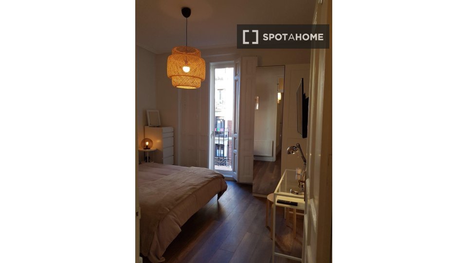 Camera in un appartamento condiviso con 3 camere da letto a Palacio, Madrid. - in Madrid