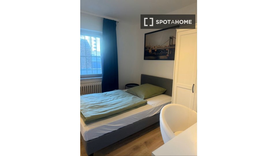 Double room Dusseldorf, 4 beds, 100m² — photo 10