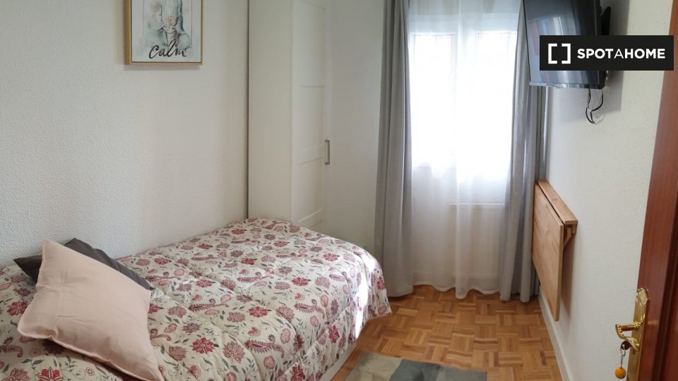 Double room Madrid, 4 beds, 90m² — photo 3