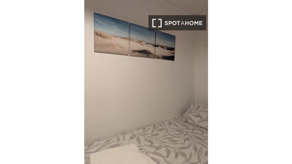Se alquila habitación en La Sagrera, Barcelona.