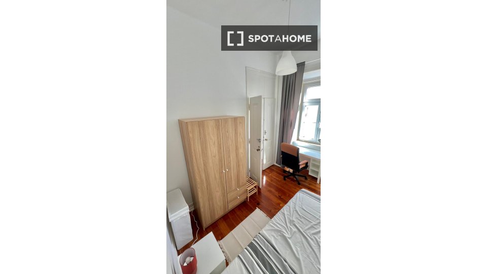 Double room Lisbon, 3 beds — photo 19