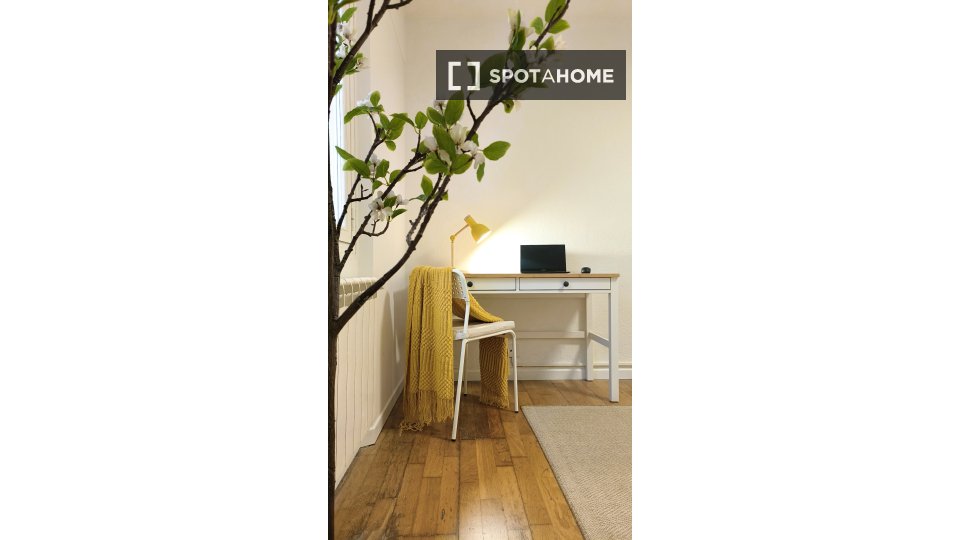 Habitación en piso compartido de 5 habitaciones, Milagrosa-Arrosadia