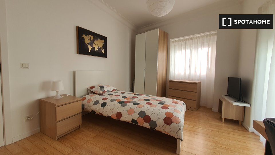 Double room Lisbon, 3 beds, 75m² — photo 10