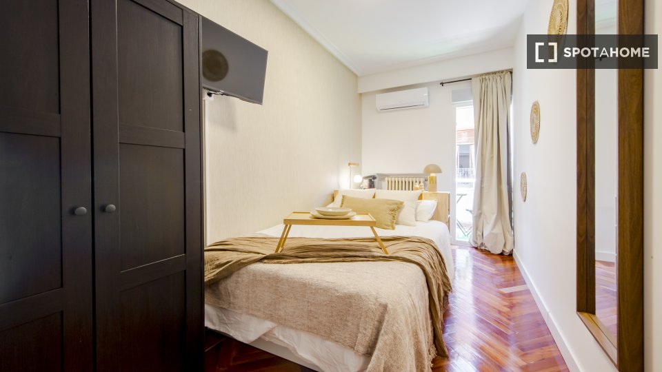 Double room Madrid, 6 beds, 117m² — photo 12
