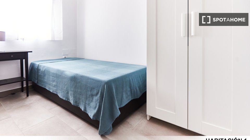 Double room Seville, 3 beds — photo 20