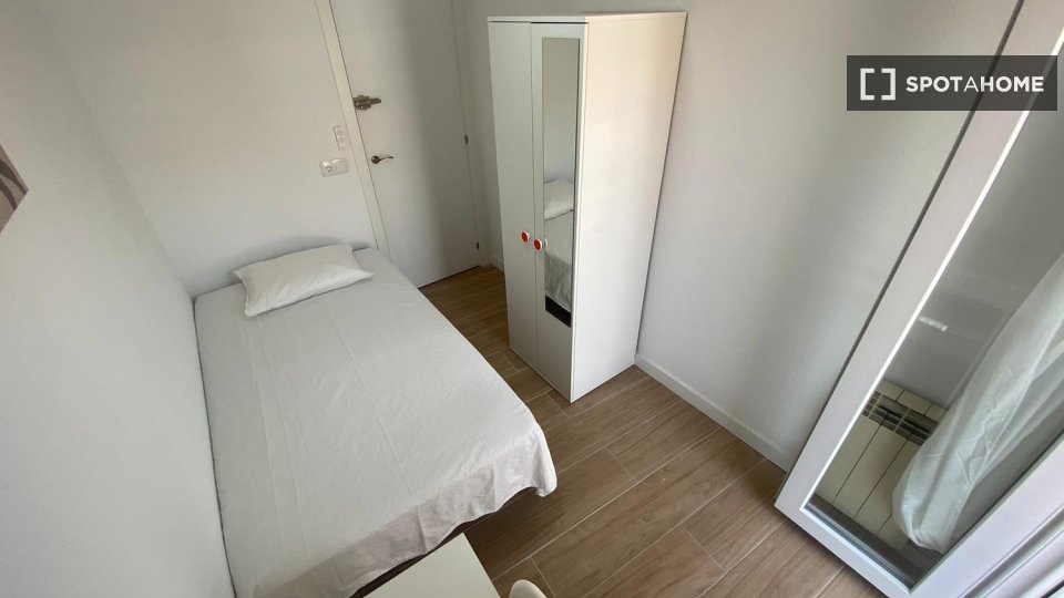 Habitación en piso compartido de 5 habitaciones en San Andrés, Madrid.