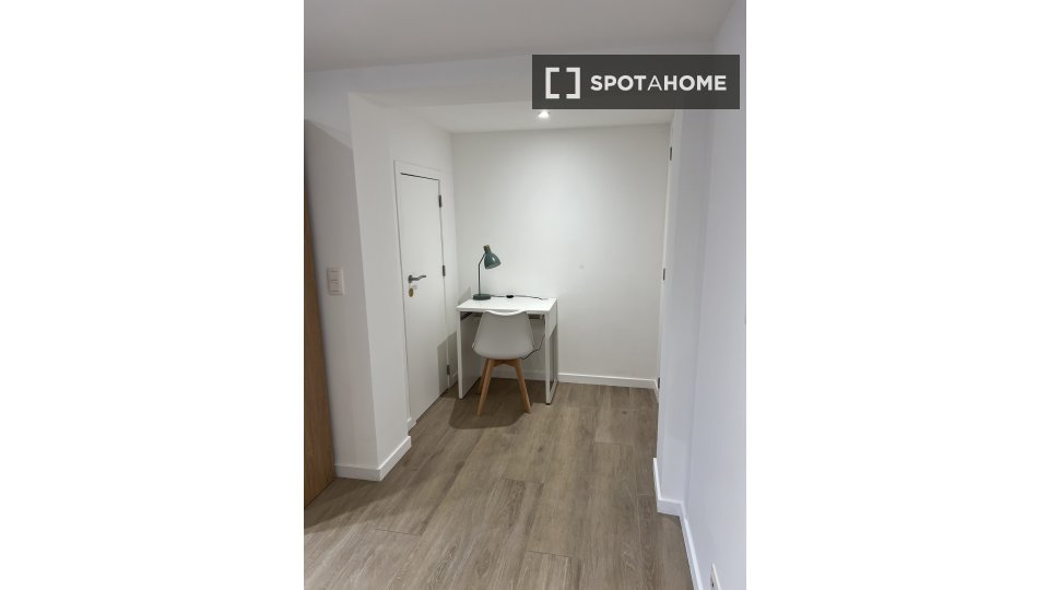Double room Brussels, 9 beds, 13m² — photo 7