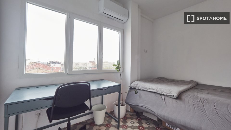 Double room Valencia, 3 beds, 140m² — photo 5