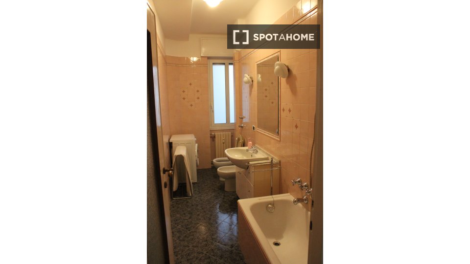 Double room Milan, 2 beds, 11m² — photo 8