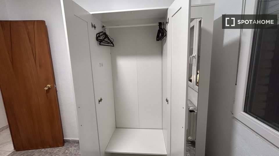 Double room Madrid, 5 beds, 20m² — photo 11