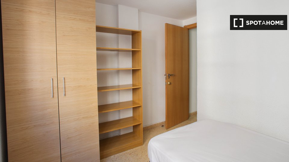Se alquila habitación en piso de 5 dormitorios en Valencia
