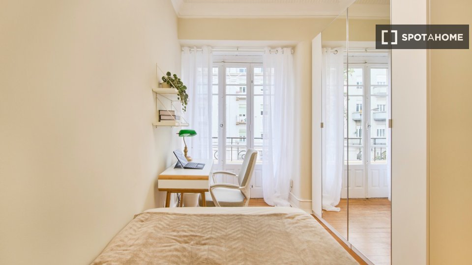 Double room Lisbon, 6 beds — photo 86