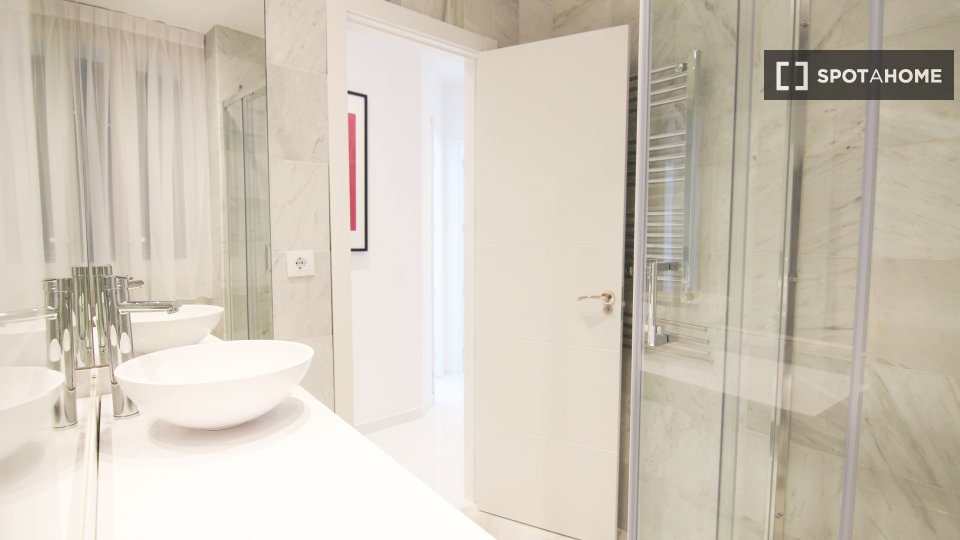 Double room Madrid, 3 beds, 60m² — photo 3