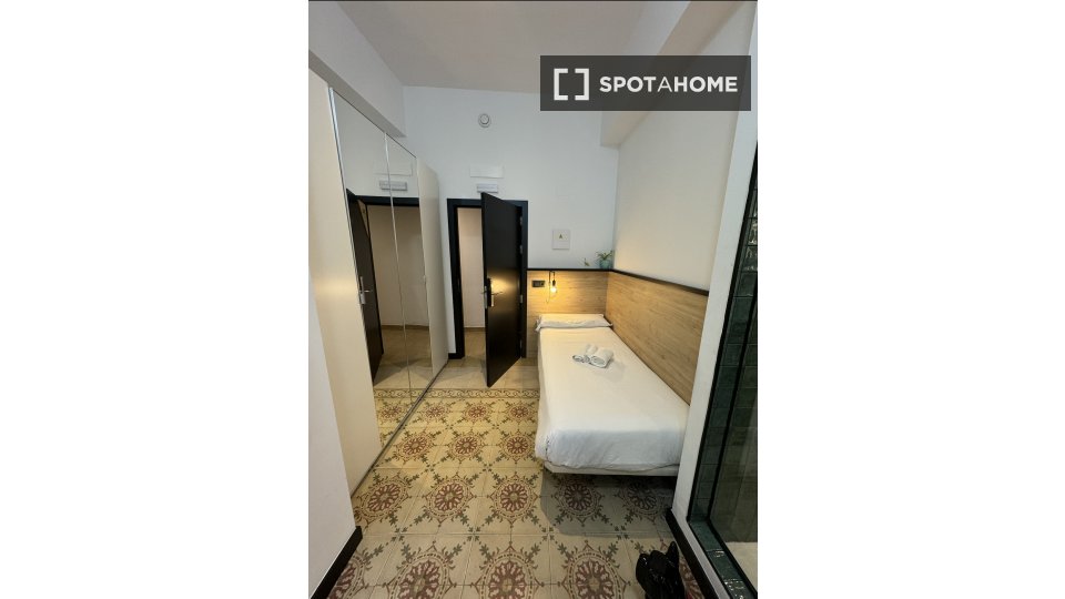 Double room Madrid, 20 beds, 5000m² — photo 2