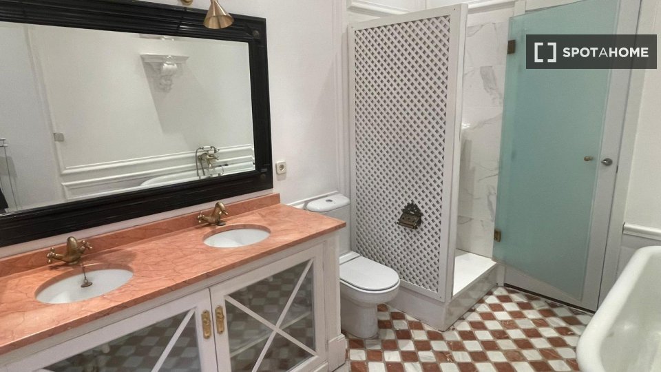 Double room Madrid, 10 beds, 173m² — photo 7