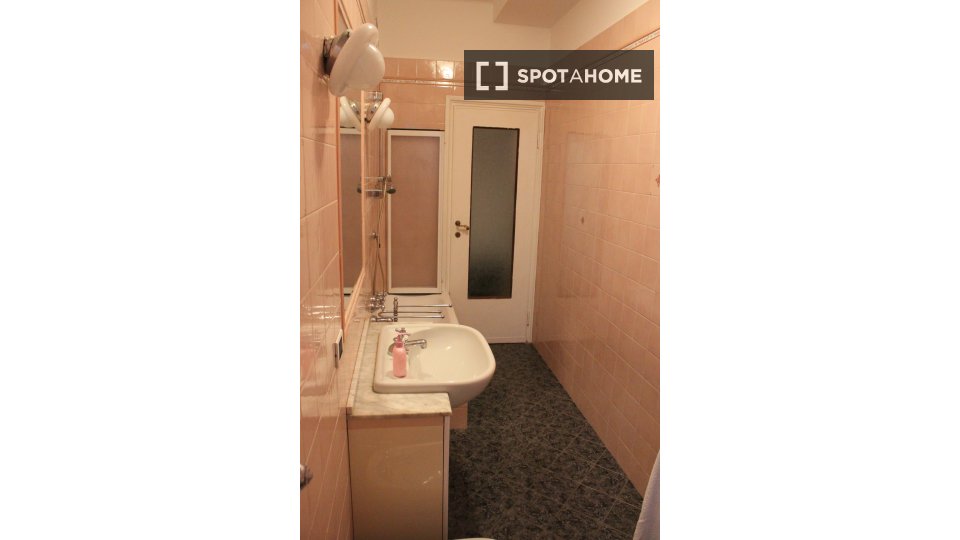 Double room Milan, 2 beds, 11m² — photo 1
