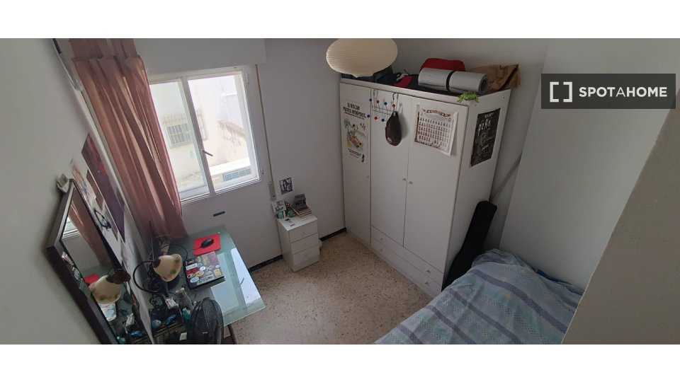 Habitación en piso compartido en alquiler en San Gil, Sevilla.