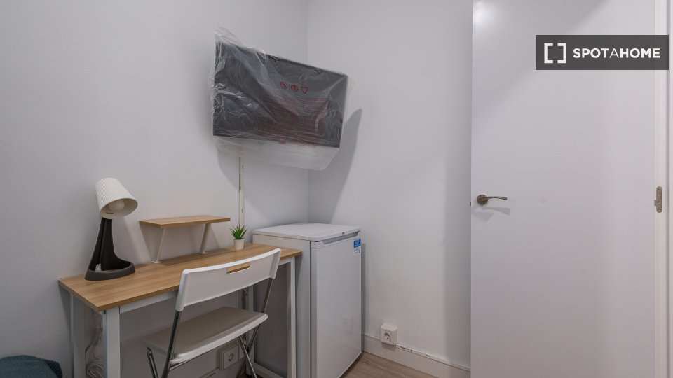 Habitación en piso de 5 habitaciones en alquiler en Puerta del Ángel, Madrid.
