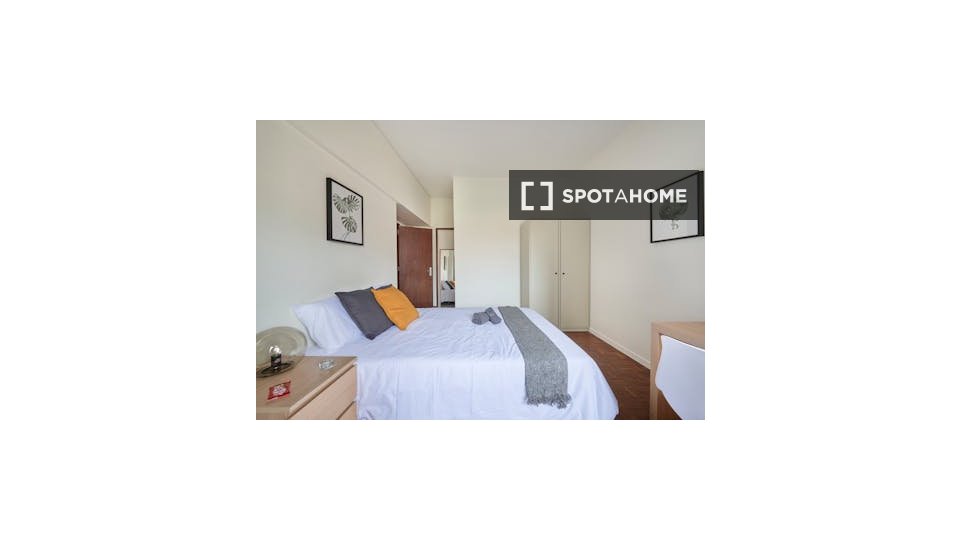 Double room Lisbon, 6 beds — photo 15
