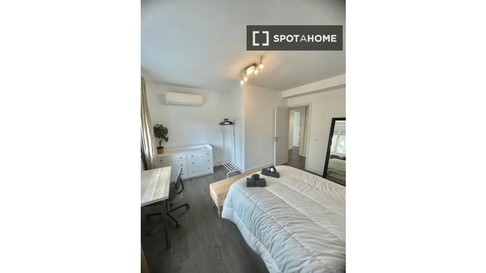 Double room Madrid, 9 beds, 222m² — photo 3