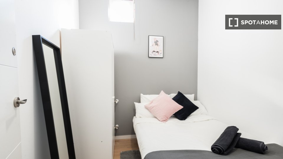 Double room Madrid, 7 beds, 140m² — photo 10