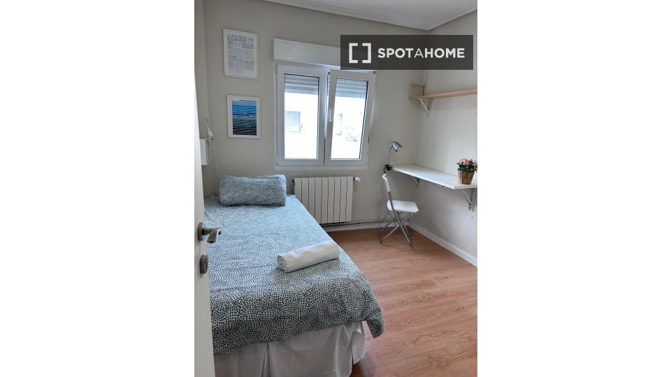 Habitación en un piso compartido de 3 habitaciones en alquiler en Santander.