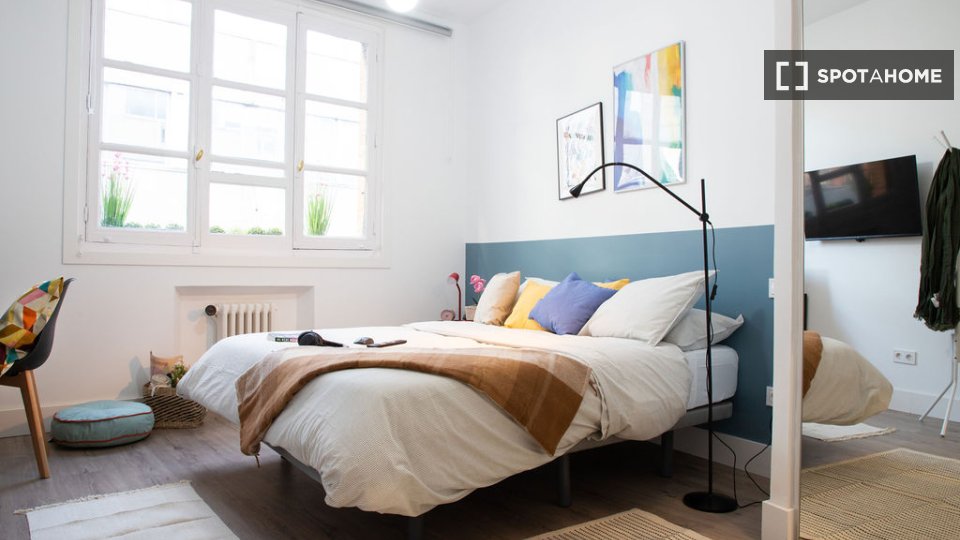 Double room Madrid, 5 beds, 150m² — photo 3