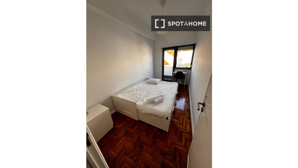 Double room Lisbon, 4 beds — photo 10