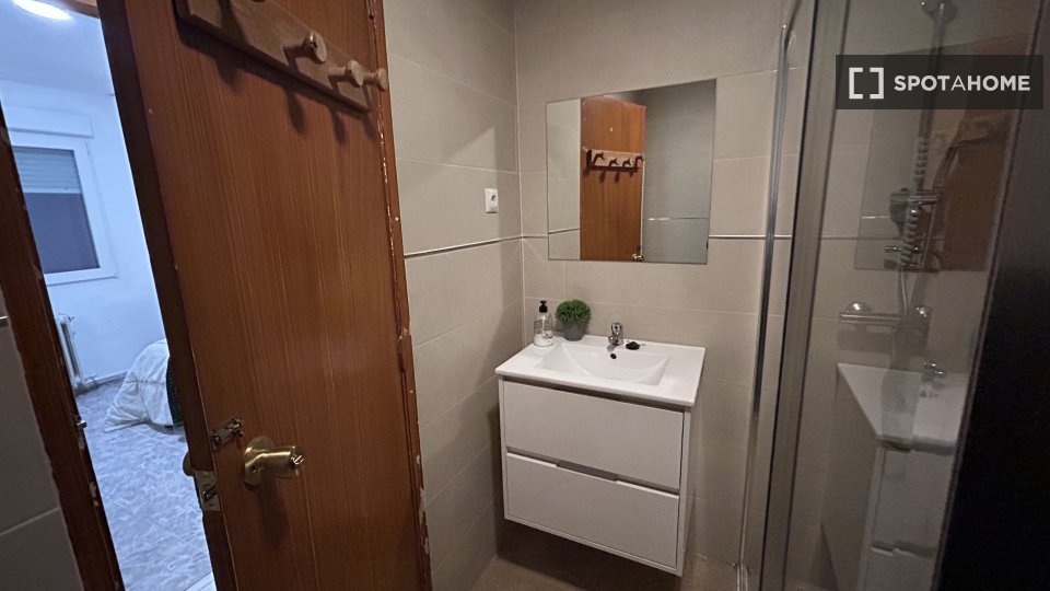 Double room Madrid, 5 beds, 20m² — photo 8