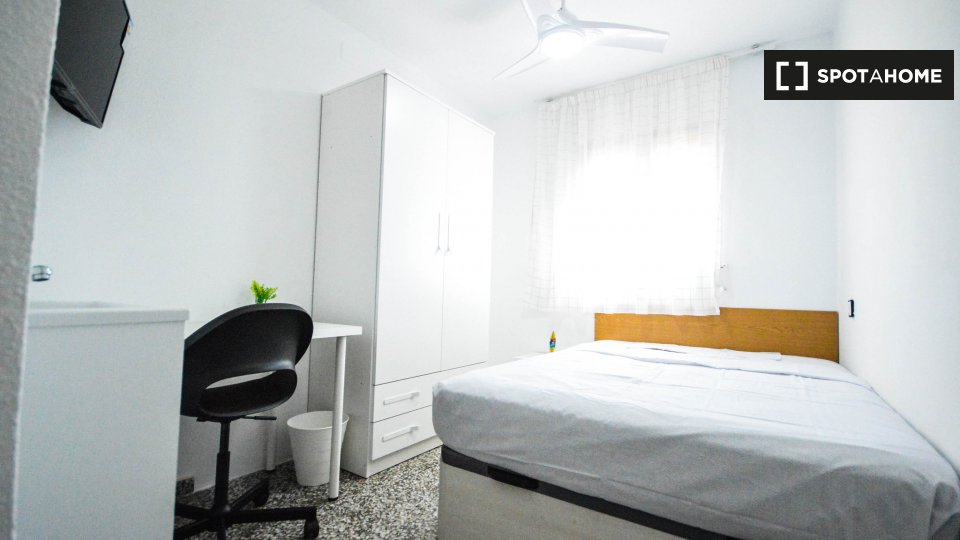 Apartment Valencia, 4 beds, 90m² — photo 1