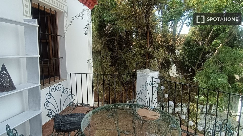 Double room Granada, 3 beds, 100m² — photo 13