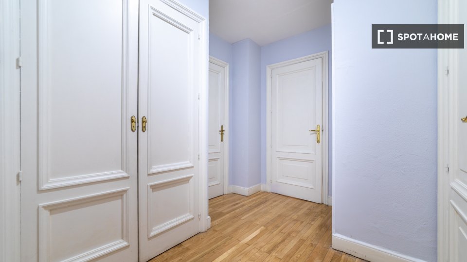 Double room Madrid, 13 beds, 301m² — photo 15