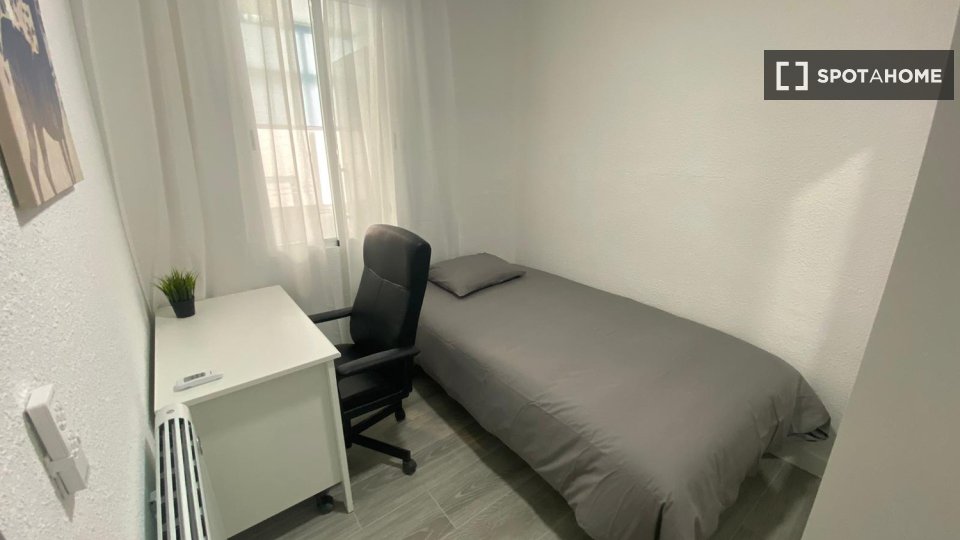 Double room Madrid, 4 beds — photo 24