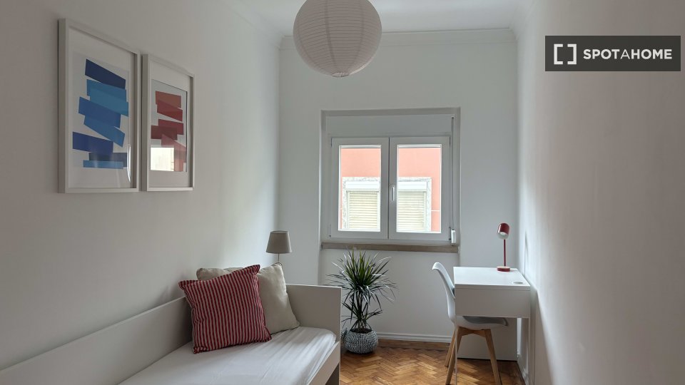 Double room Lisbon, 3 beds, 60m² — photo 6