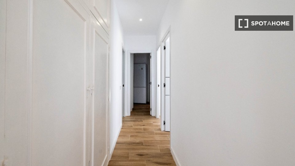 Double room Barcelona, 5 beds, 128m² — photo 40
