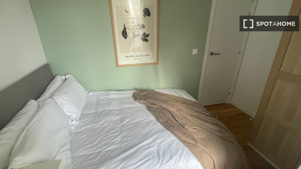 Double room Madrid, 10 beds, 173m² — photo 10
