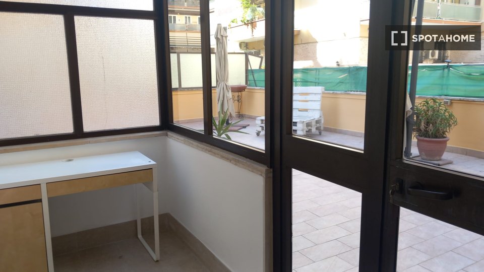 Double room Rome, 3 beds, 75m² — photo 24